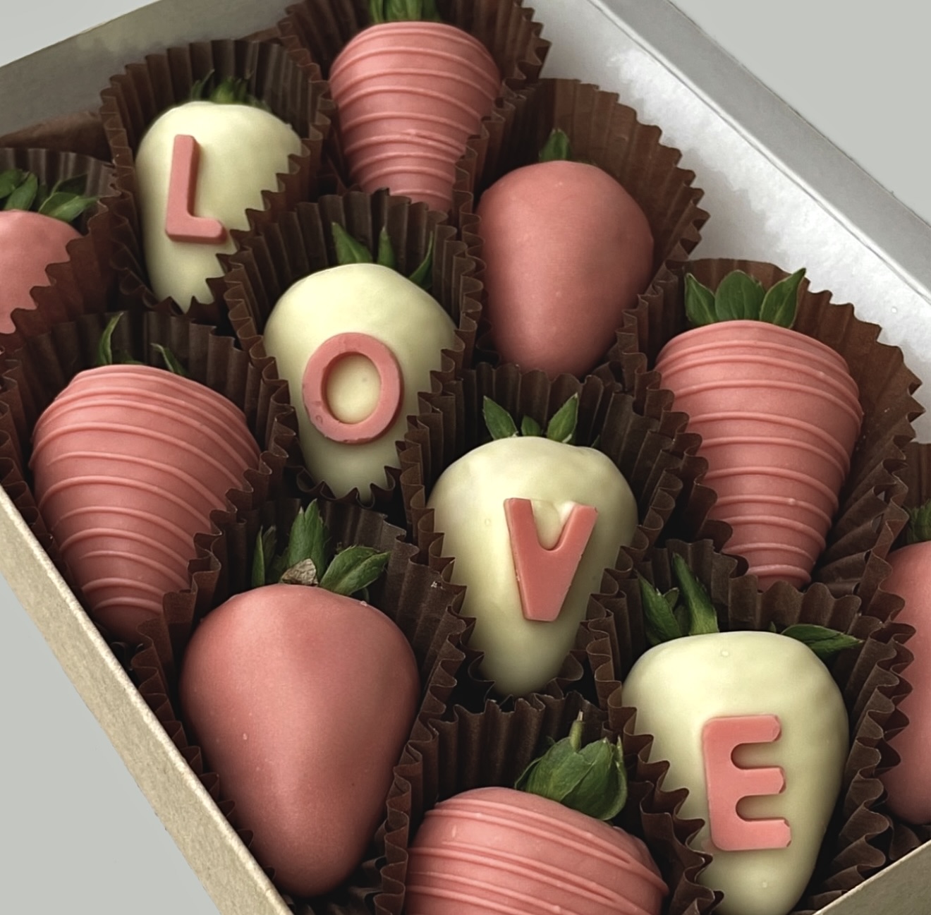 Набор клубники в розовом шоколаде LOVE 12 штук