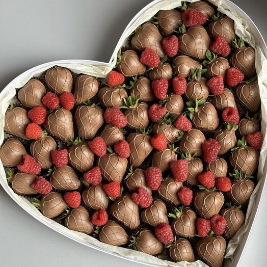 Клубника в молочном шоколаде с малиной «Сердце» — фото 1