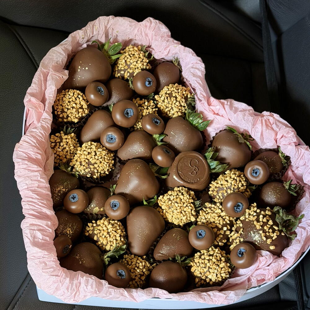 Коробка-сердце с клубникой в молочном шоколаде, ~35 шт 🍓🤎 — фото 2