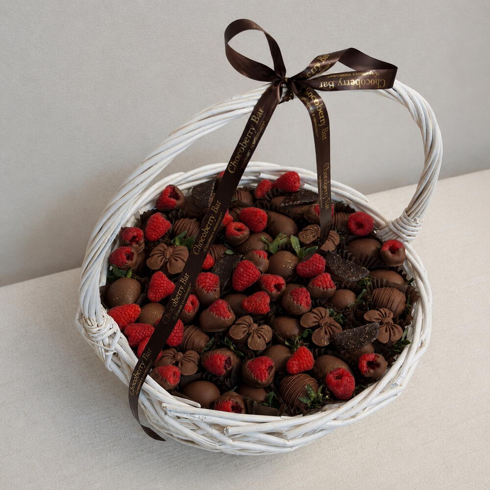 Подарочная корзина с клубникой в горьком шоколаде и свежей малиной 🍓🍫 — фото 2