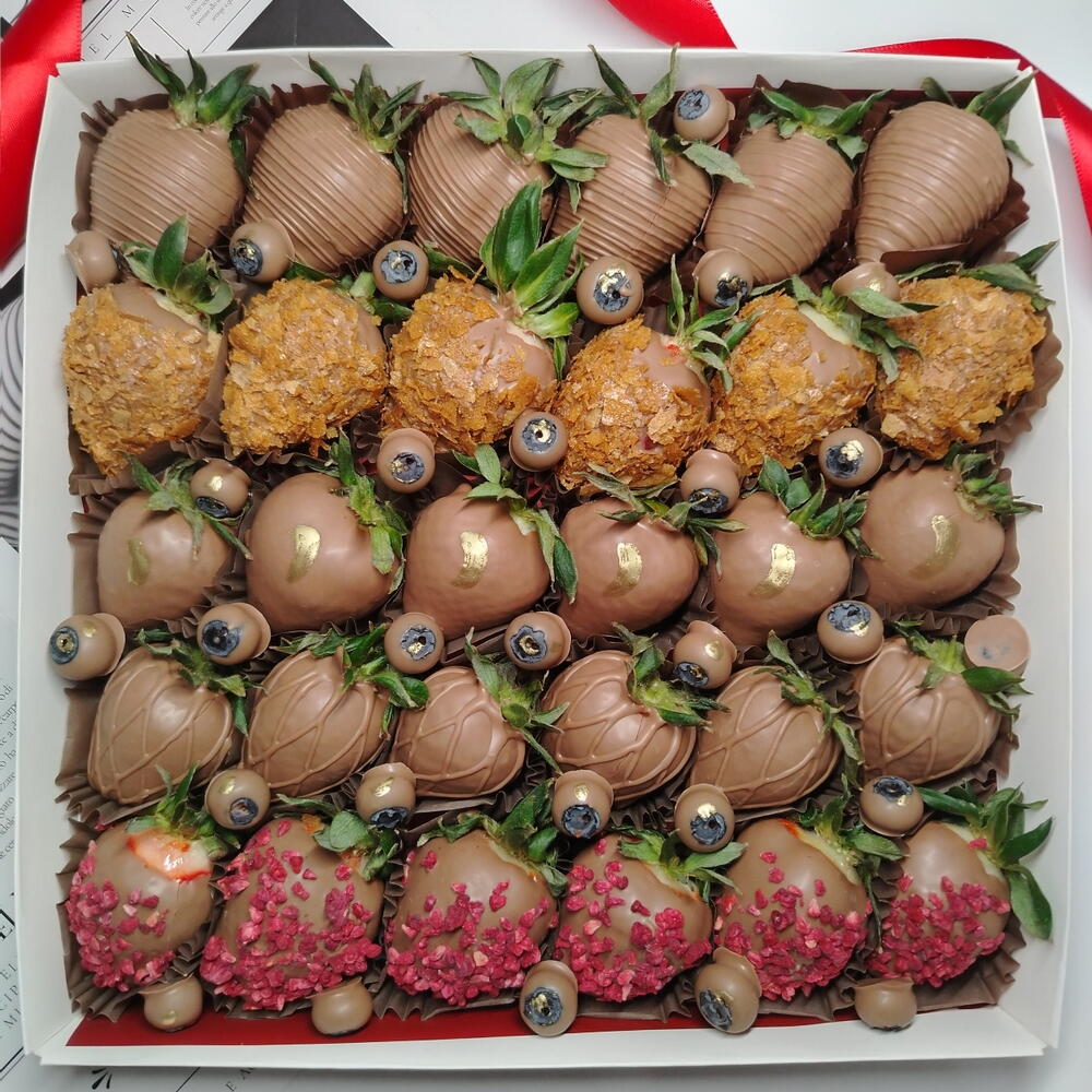 Клубника в шоколаде 30 штук подарочный набор + подарок от Vivienne Sabo — румяна MACARON — фото 2