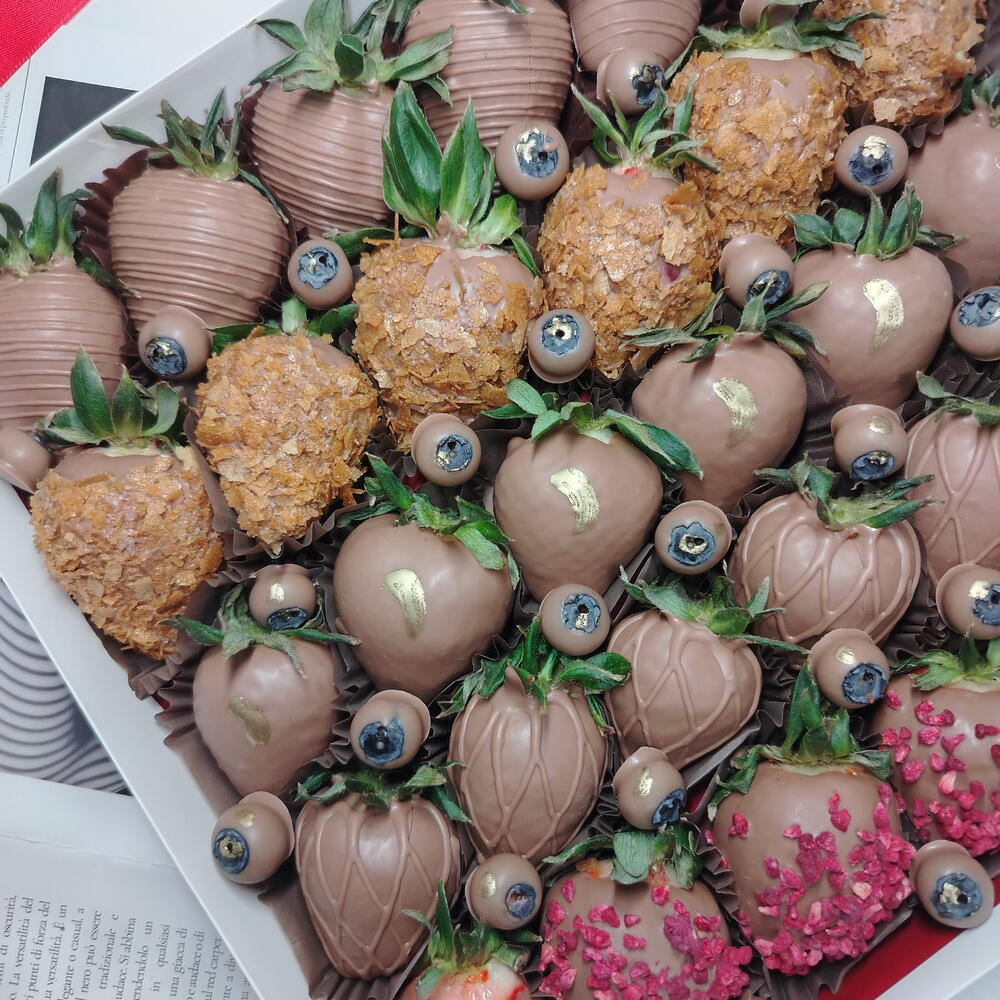 Клубника в шоколаде 30 штук подарочный набор + подарок от Vivienne Sabo — румяна MACARON — фото 3