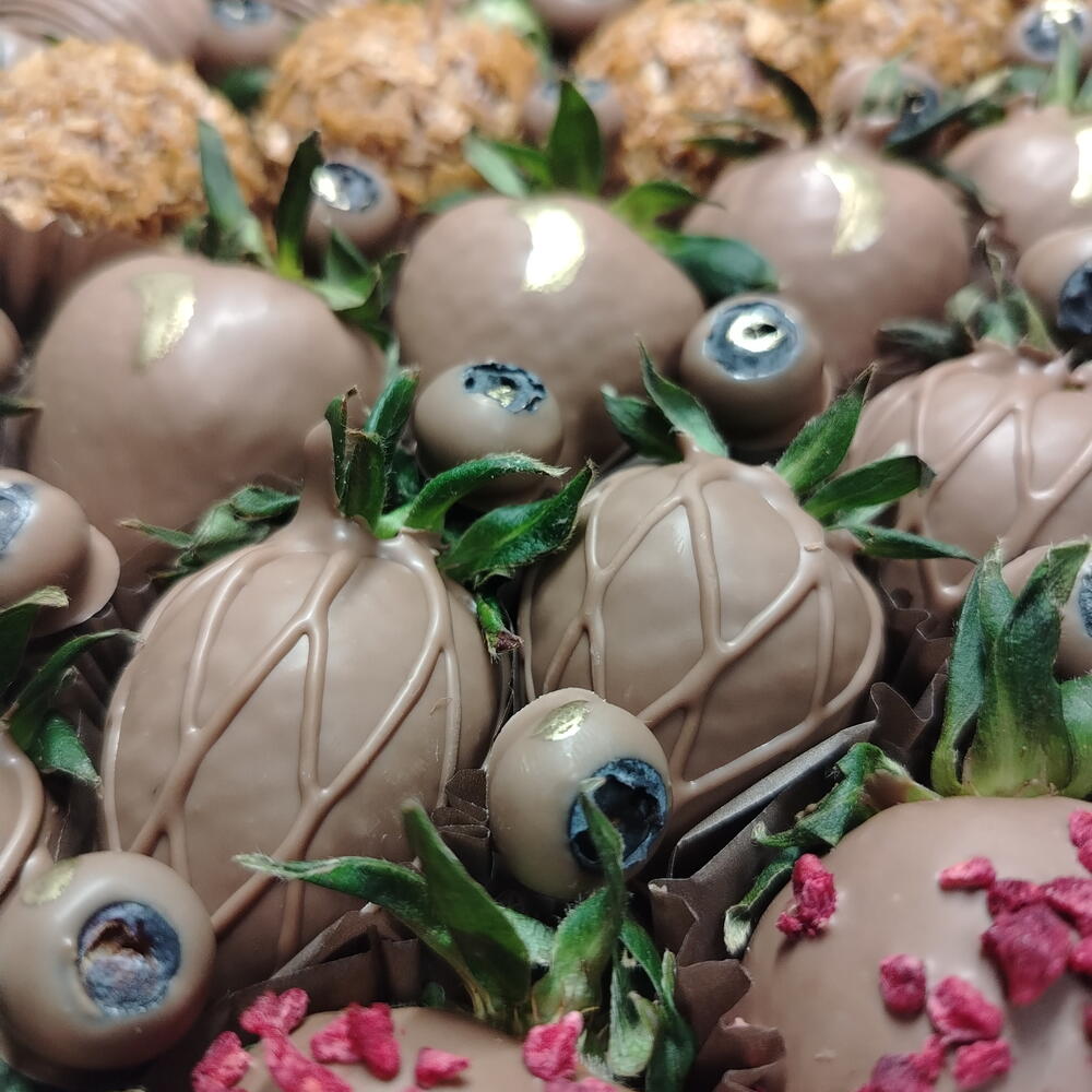 Клубника в шоколаде 30 штук подарочный набор + подарок от Vivienne Sabo — румяна MACARON — фото 4