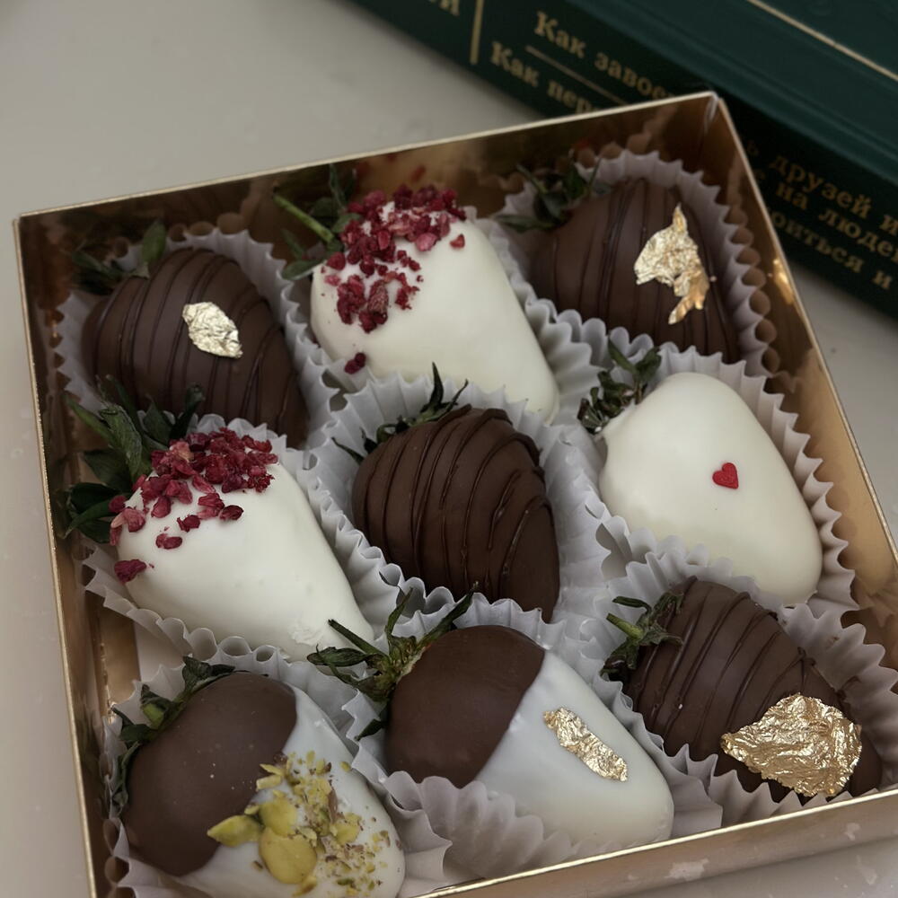 Клубника с голубикой в шоколаде «Say sweet» (9шт) — фото 5
