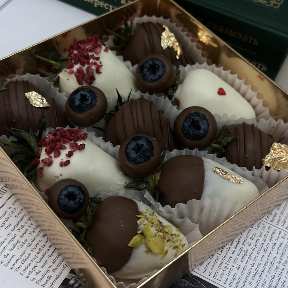 Клубника с голубикой в шоколаде «Say sweet» (9шт) — фото 3