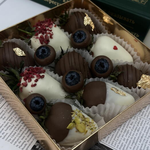Клубника с голубикой в шоколаде «Say sweet» (9шт) — фото 1