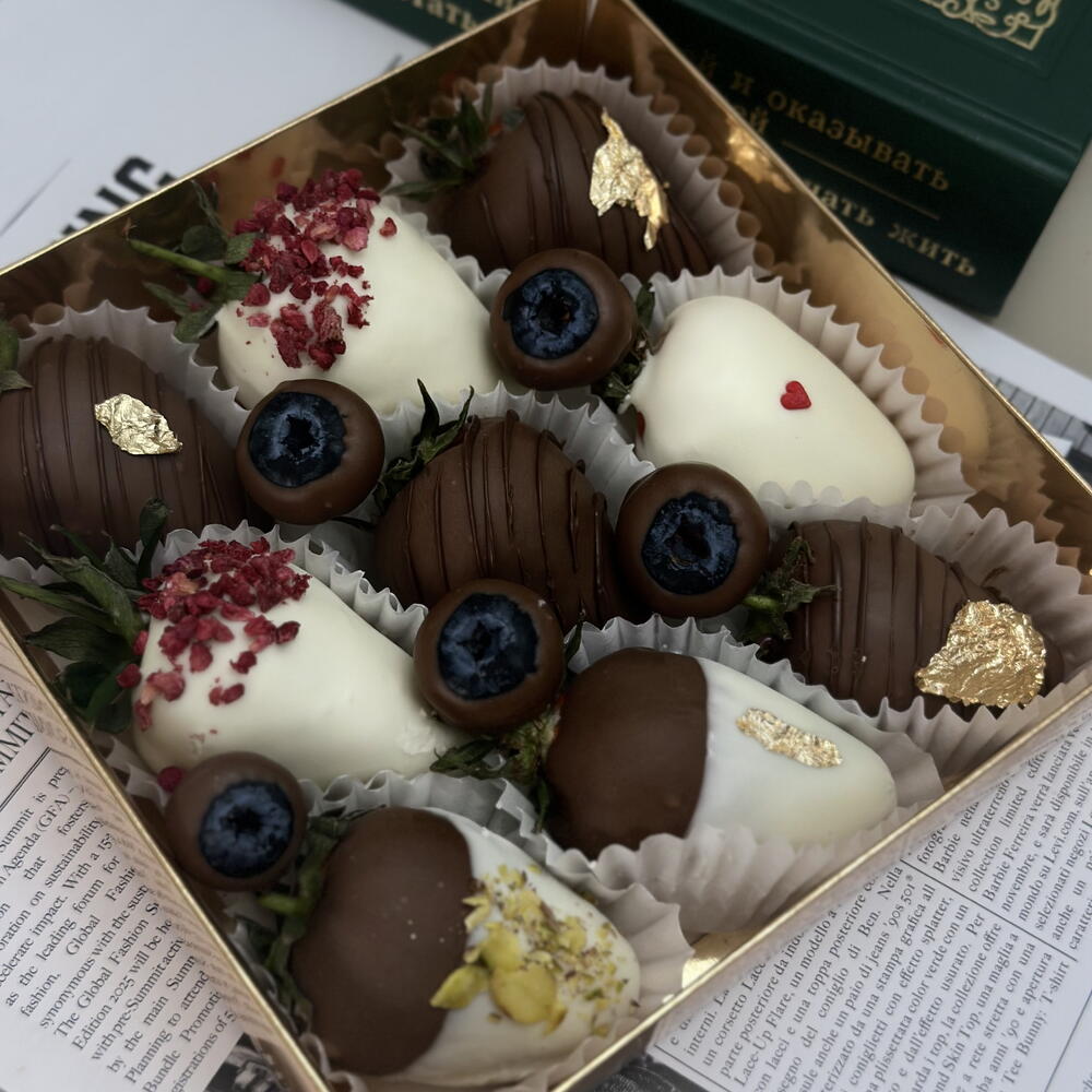 Клубника с голубикой в шоколаде «Say sweet» (9шт) — фото 6