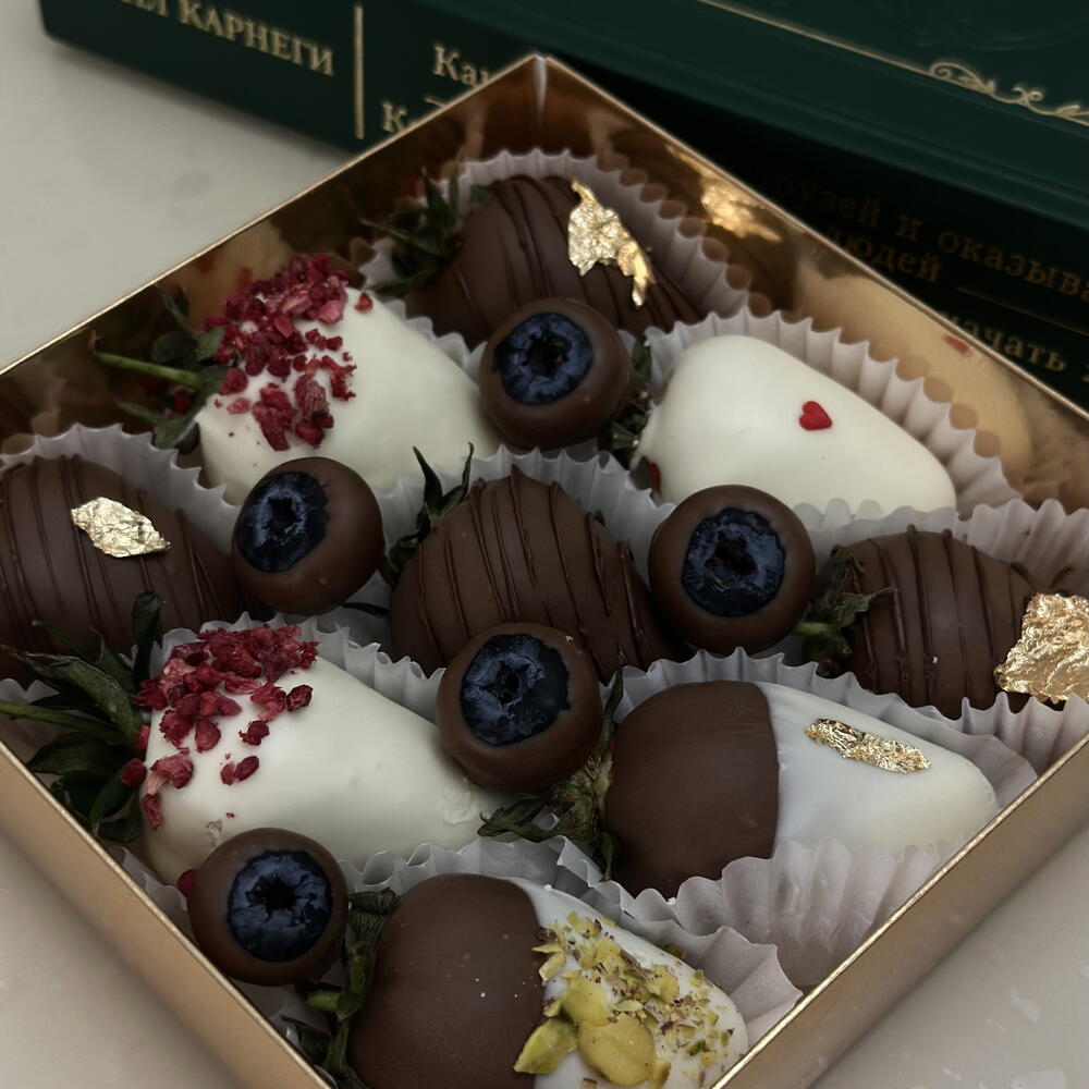 Клубника с голубикой в шоколаде «Say sweet» (9шт) — фото 4