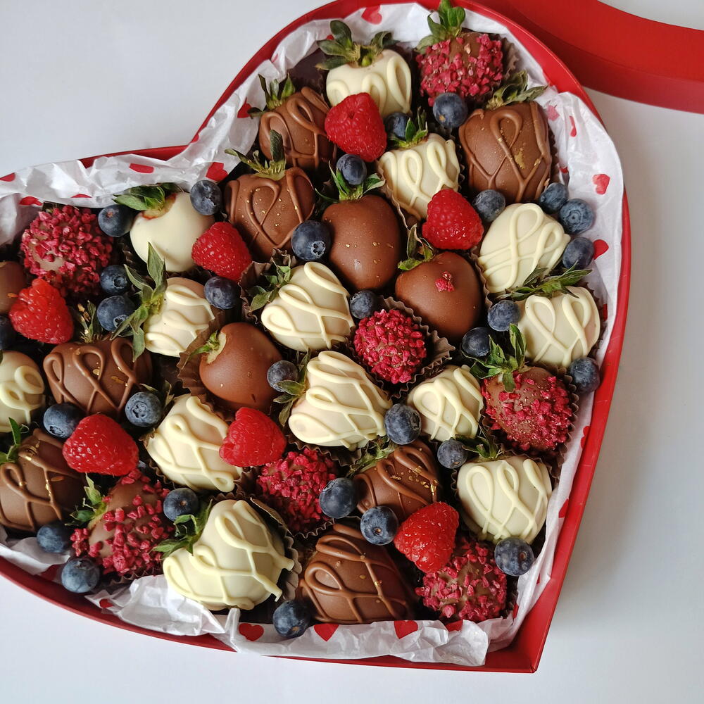 Коробка сердце размером L (30-35 ягод) с клубникой в шоколаде♥️ Клубника в шоколаде — фото 5