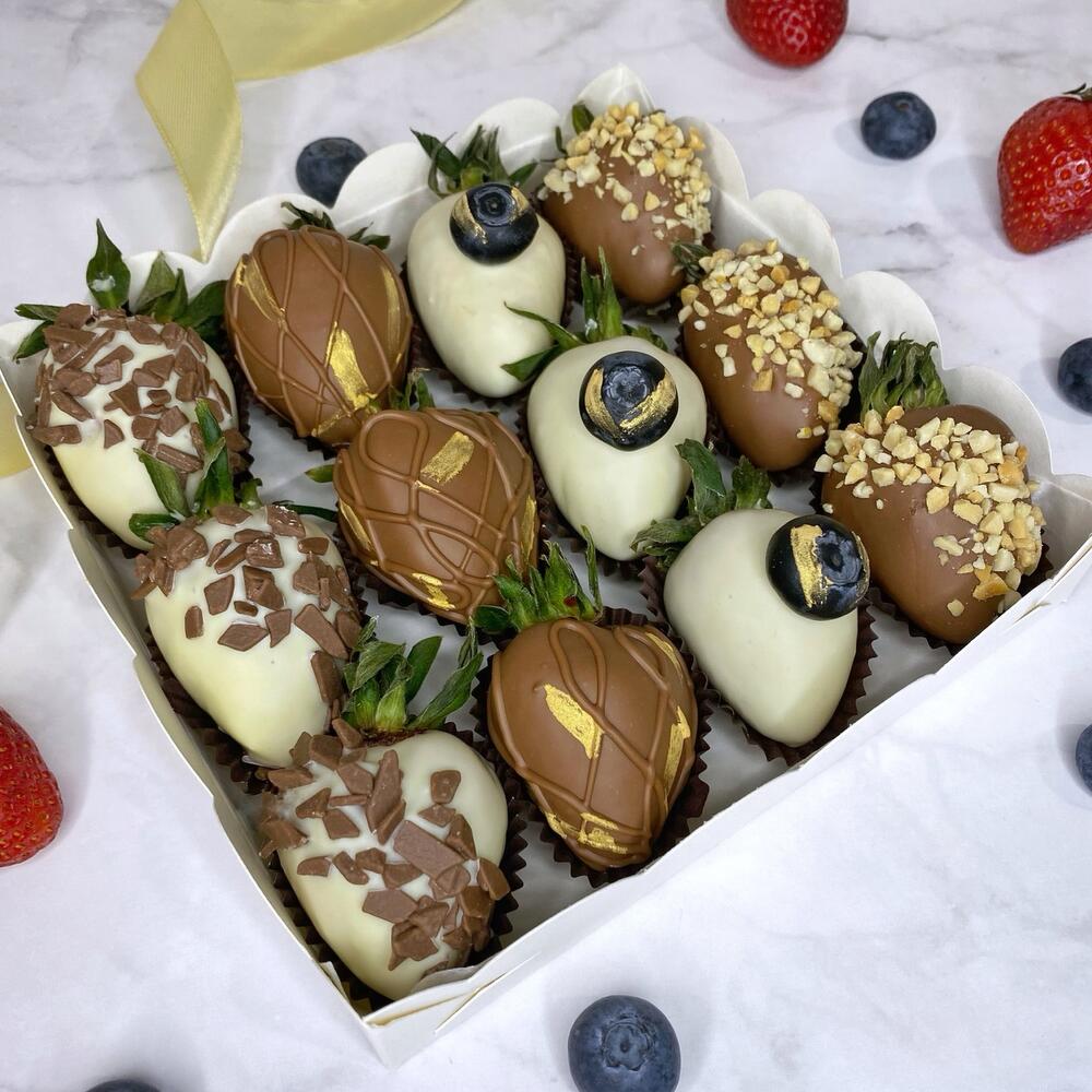 Набор клубника в шоколаде 12 шт + подарок от Vivienne Sabo - румяна MACARON — фото 2