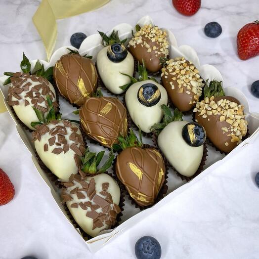 Набор клубника в шоколаде 12 шт + подарок от Vivienne Sabo - румяна MACARON — фото 1
