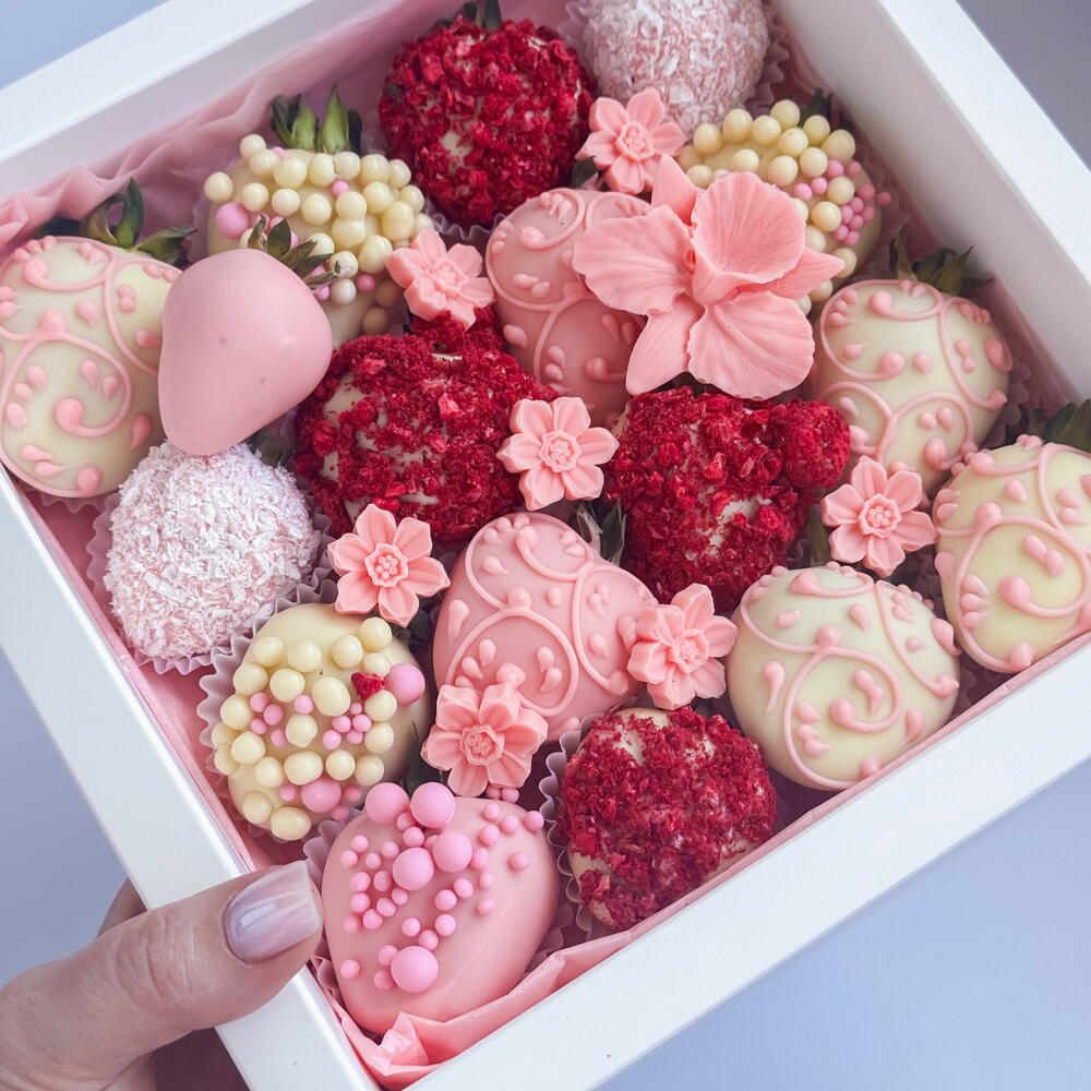 Клубника в белом и розовом бельгийском шоколаде с цветочным декором + подарок от Vivienne Sabo — румяна MACARON — фото 6