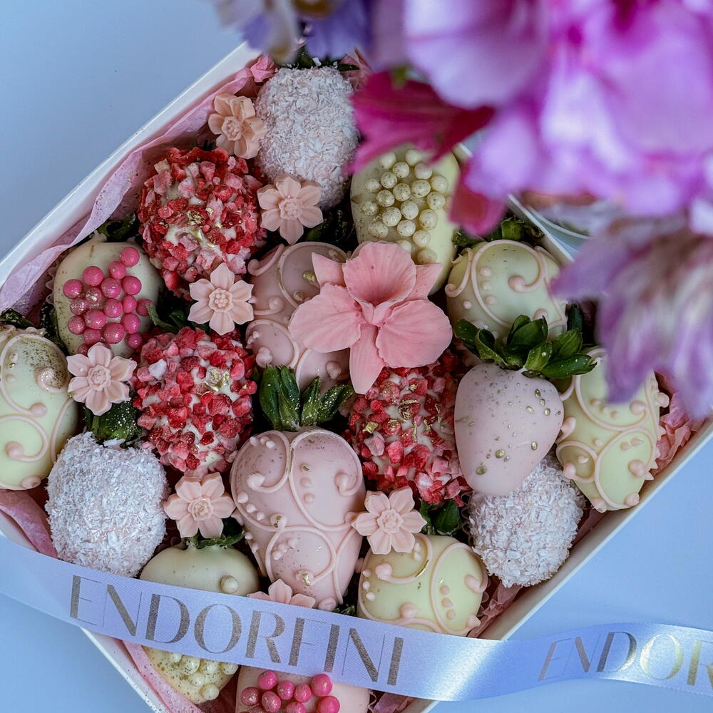Клубника в белом и розовом бельгийском шоколаде с цветочным декором + подарок от Vivienne Sabo — румяна MACARON — фото 4