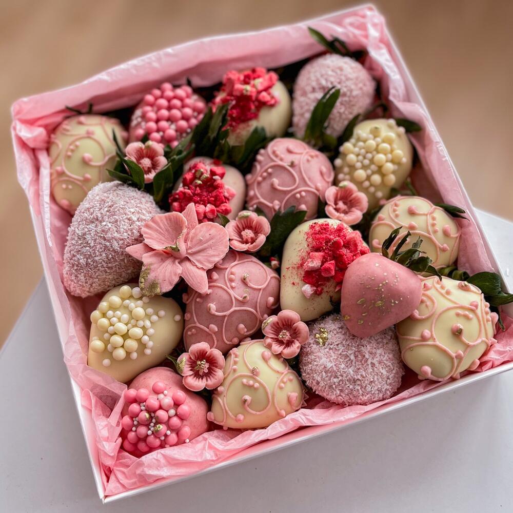 Клубника в белом и розовом бельгийском шоколаде с цветочным декором + подарок от Vivienne Sabo — румяна MACARON — фото 2