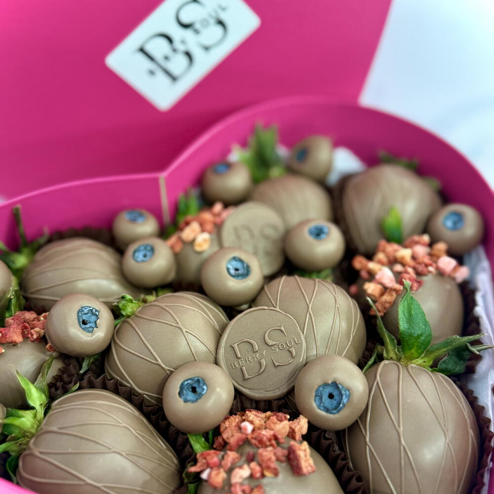 Клубника в шоколаде / Сердце S розовое с голубикой в шоколаде 🫐 — фото 3