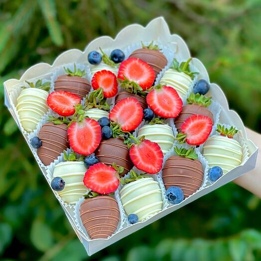 Клубника в шоколаде "Perfect Berry" - S (9-20 ягод)