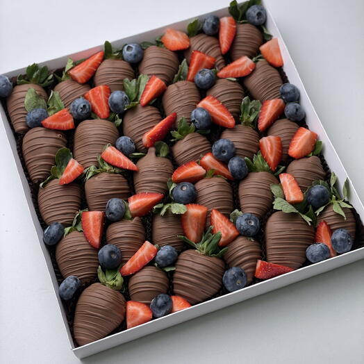 Клубника в шоколаде CLASSIC BERRY(25-35 ягод) CALLEBAUT Chocolate — фото 1