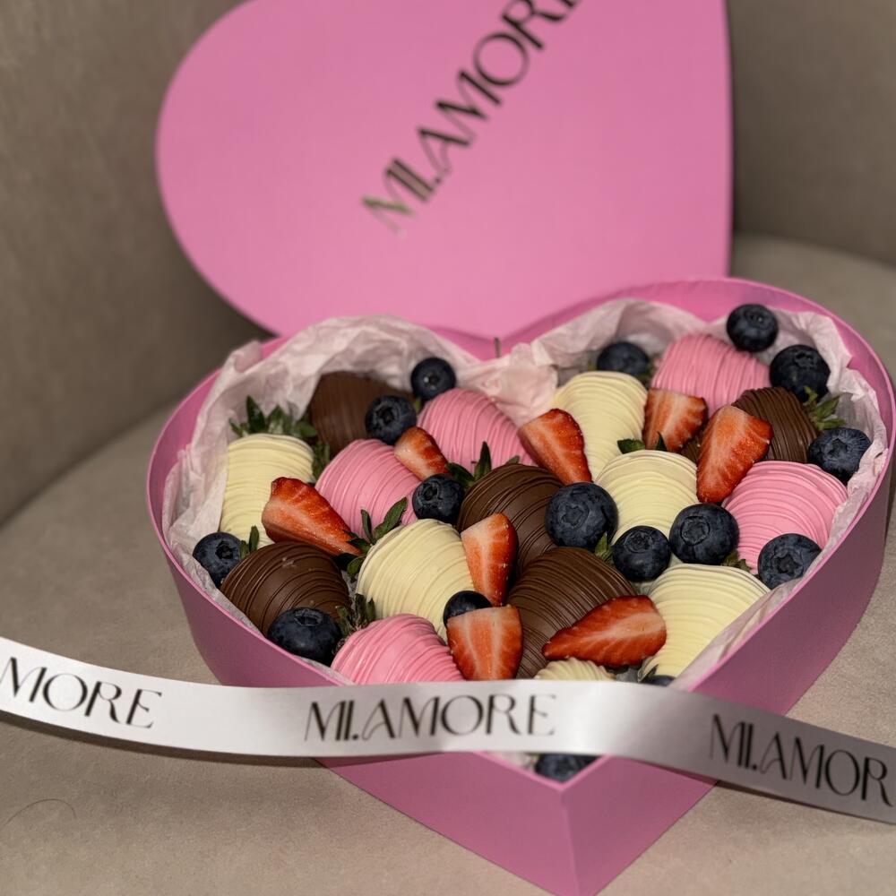 Клубника в шоколаде розовая коробочка сердце микс шоколада — фото 3