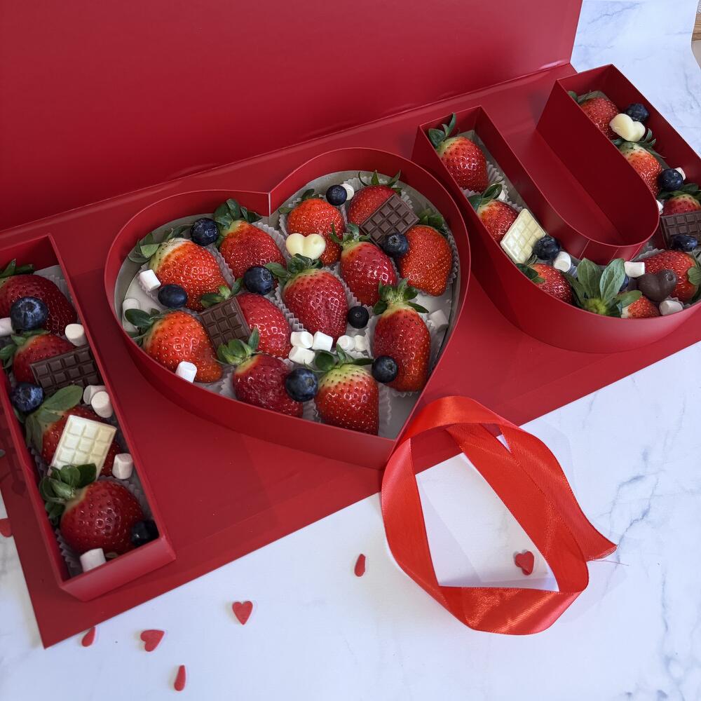 Premium клубника 24 шт в коробке I love you ко дню всех влюбленных — фото 6