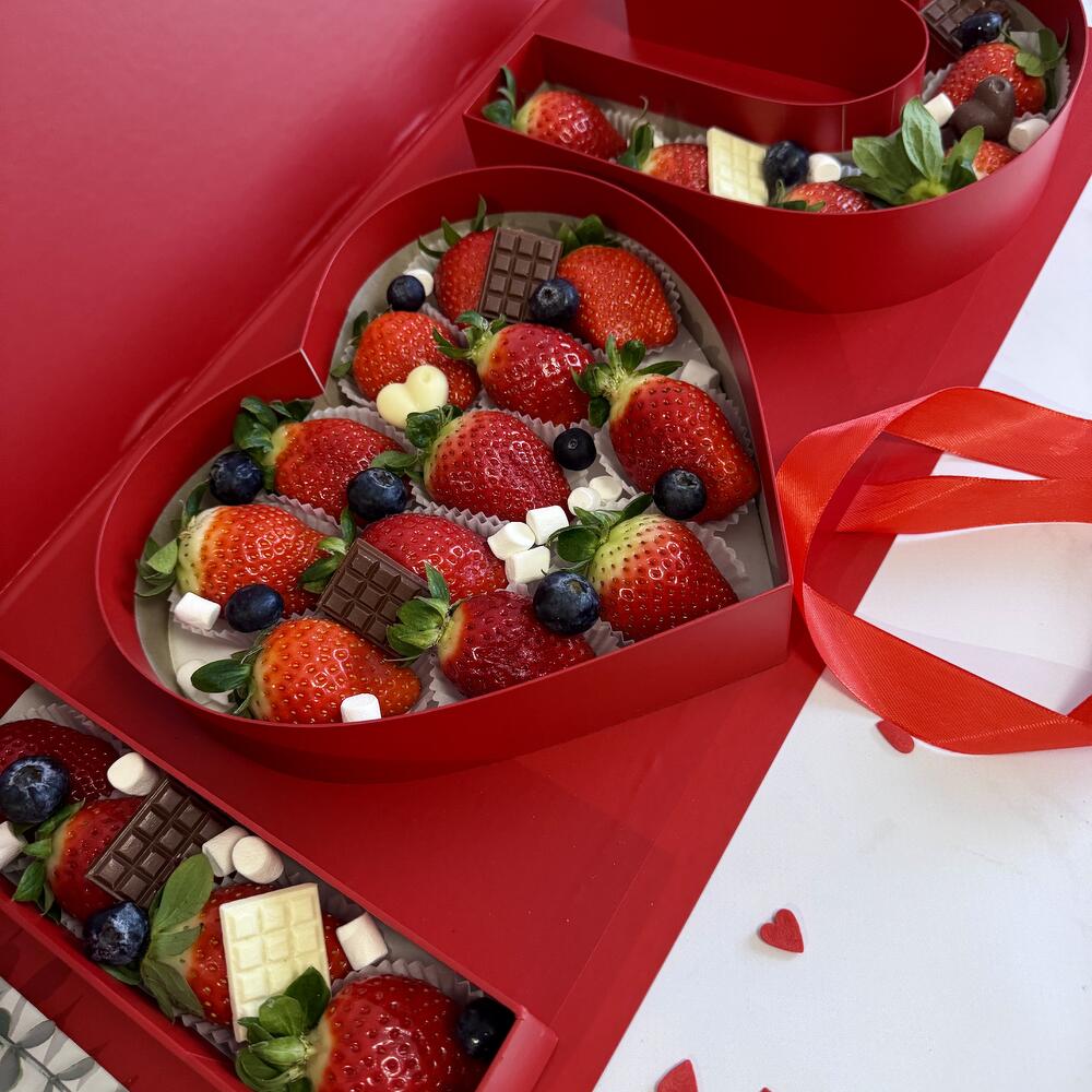 Premium клубника 24 шт в коробке I love you ко дню всех влюбленных — фото 5