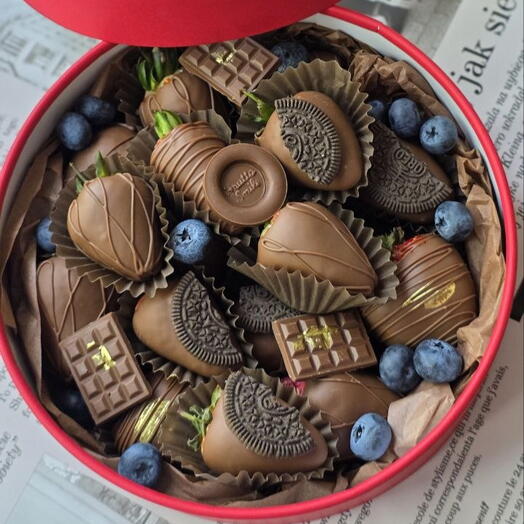 Клубника в шоколаде с печеньем Oreo и голубикой в подарочной коробке — фото 1