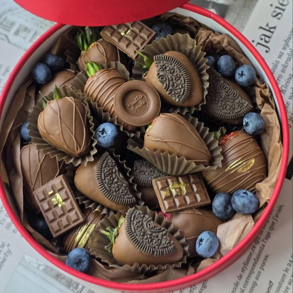 Клубника в шоколаде с печеньем Oreo и голубикой в подарочной коробке — фото 2