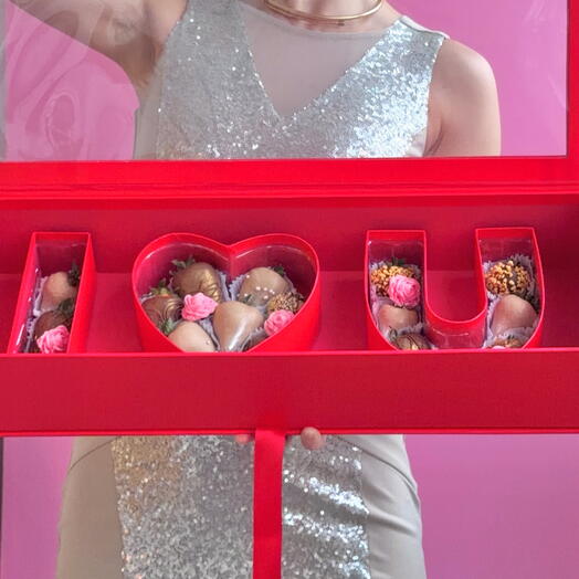 Клубника в шоколаде в коробке I love you. Подарок любимой девушке, жене. Признание "Я тебя люблю" — фото 1