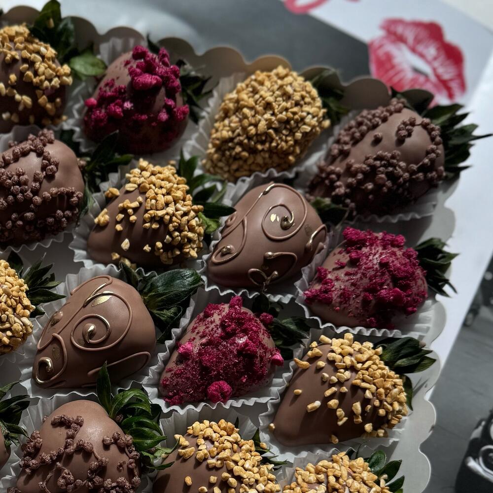 Клубника в шоколаде - коробка на 25 ягод «Молочное ассорти» — фото 5