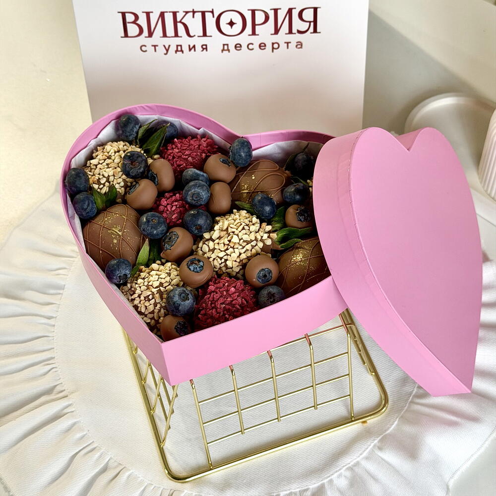 Клубника в молочном шоколаде с голубикой в розовом сердце — фото 5