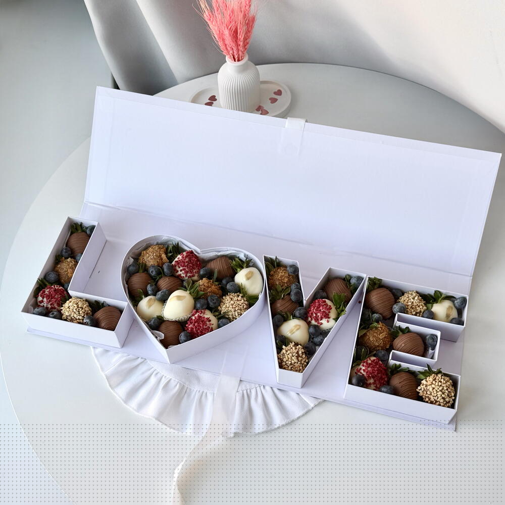 Подарочный набор клубники в шоколаде в белой премиум-коробке «LOVE» (35-40 ягод) — фото 2