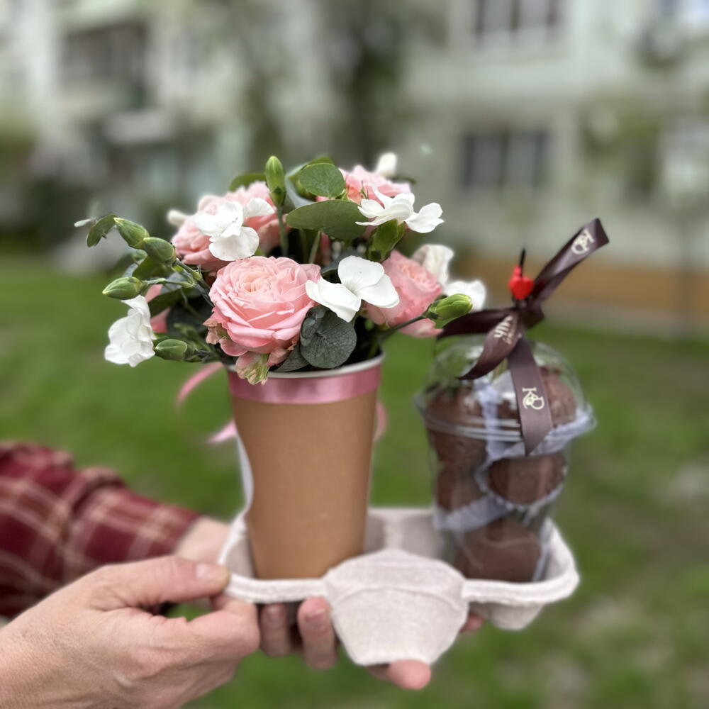 Клубника в шоколаде микс с розами и эвкалиптом — фото 6