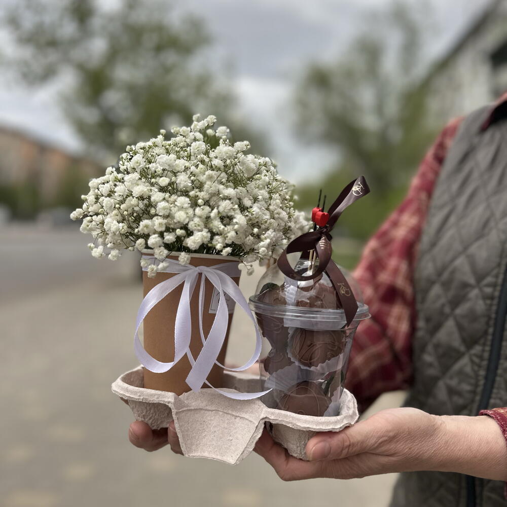 Клубника в шоколаде стакан, белая гипсофила — фото 6