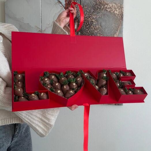 Премиум коробка  Love с клубникой в шоколаде для любимой — фото 1
