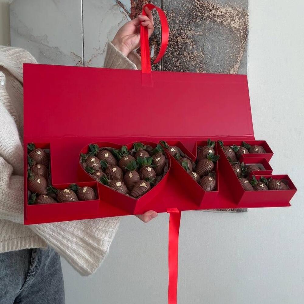 Премиум коробка  Love с клубникой в шоколаде для любимой — фото 2