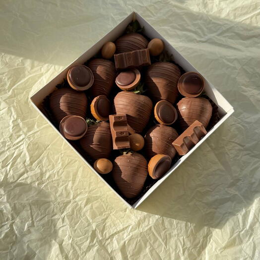 Клубника в шоколаде Toffifee + Kinder — фото 1