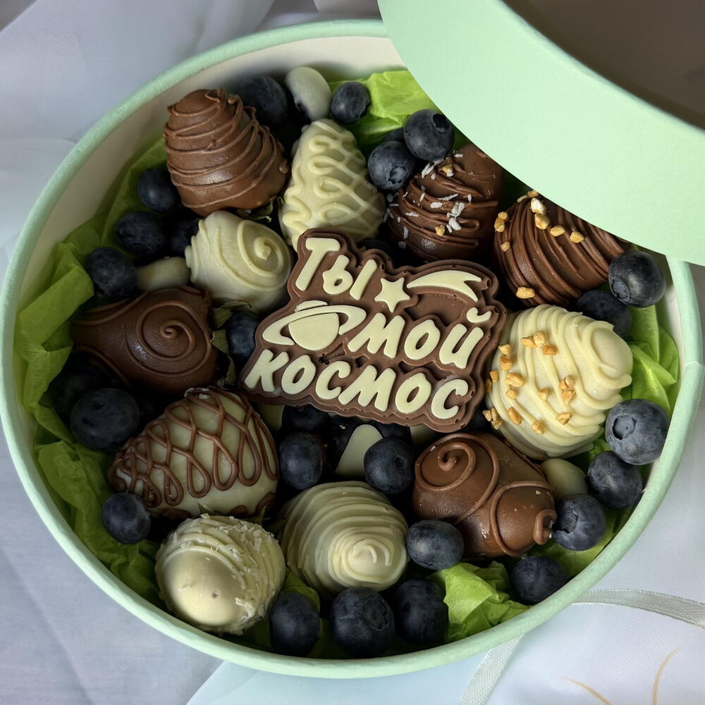 Клубника в шоколаде шляпная коробка мини (подарок учителю, маме, жене, дочке, сестре, коллеге, на день рождения) — фото 4