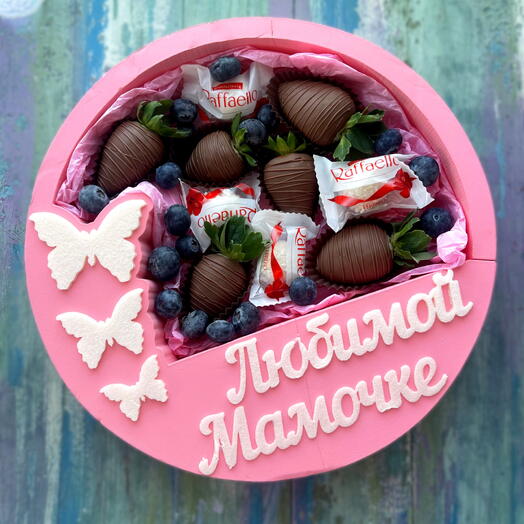 Клубника в шоколаде,голубика и конфеты для мамы