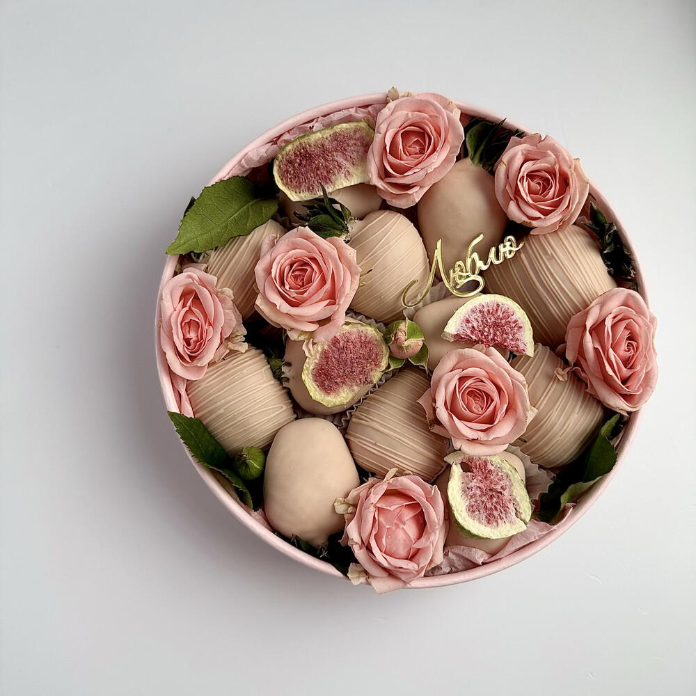 Клубника в шоколаде круг на 12 ягод с кустовой розой 🌸 — фото 4