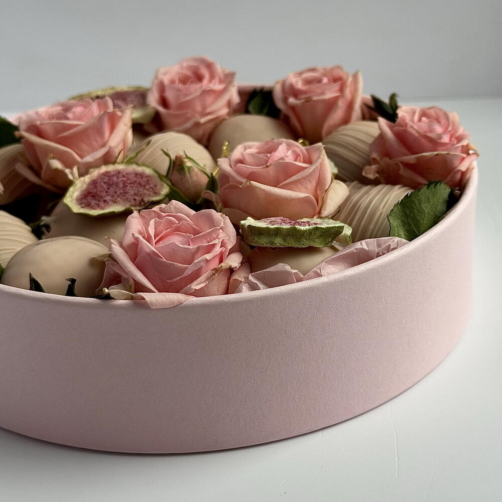 Клубника в шоколаде круг на 12 ягод с кустовой розой 🌸 — фото 2