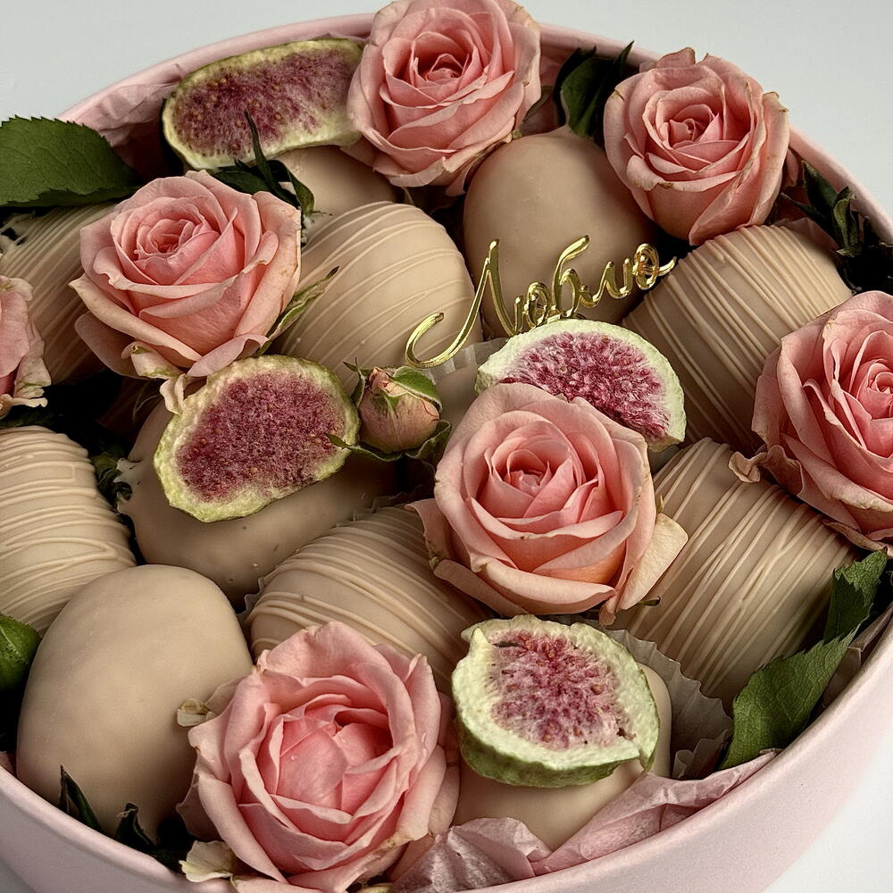 Клубника в шоколаде круг на 12 ягод с кустовой розой 🌸 — фото 6