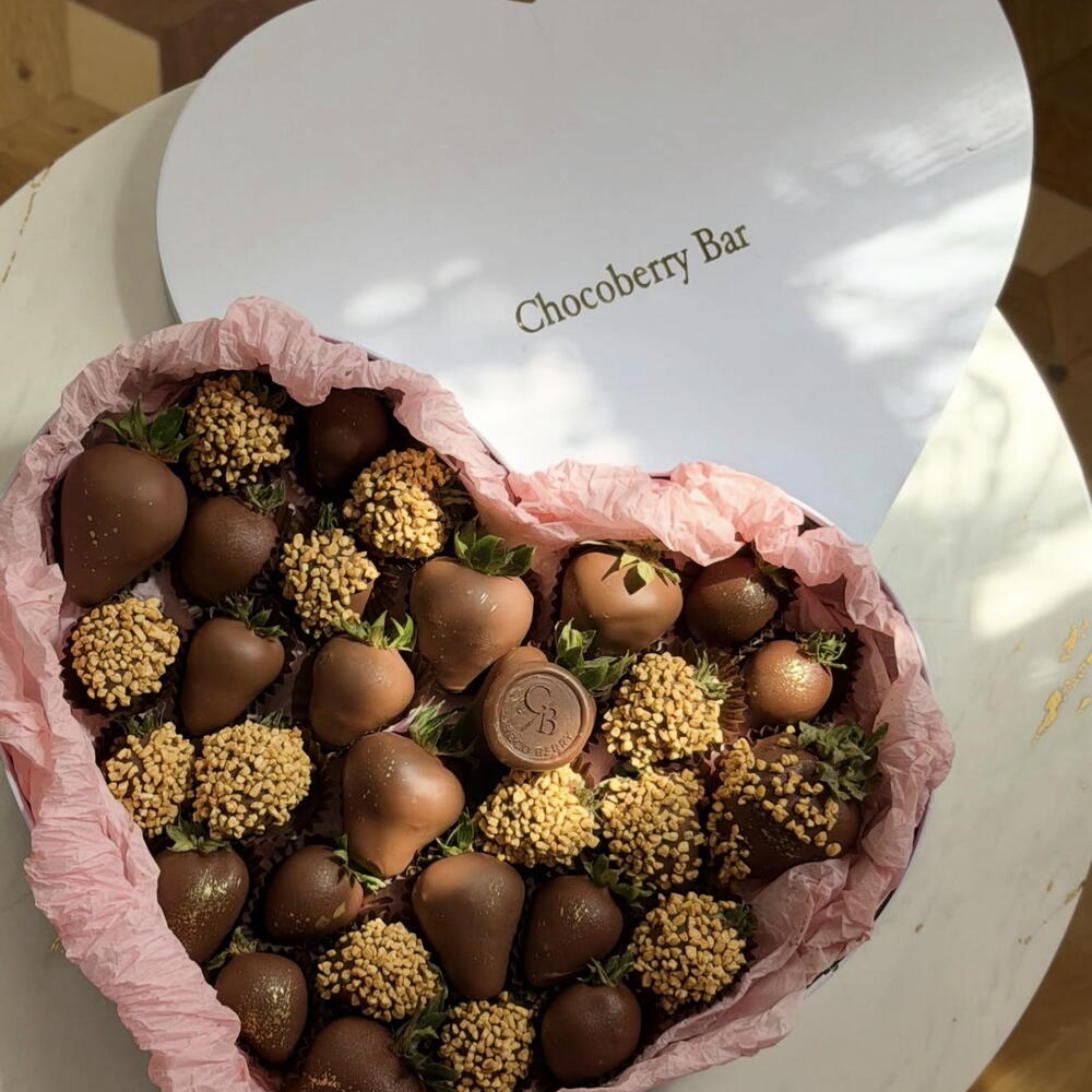 Коробка-сердце с клубникой в молочном шоколаде, ~35 шт 🍓🤎 — фото 3