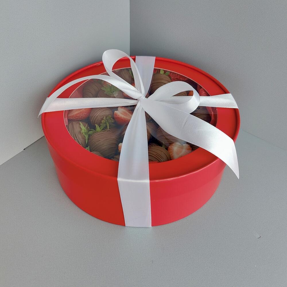 Её любимая клубника 🍓 — фото 2