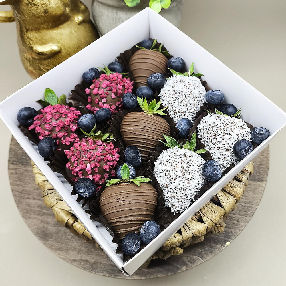 Клубника в молочном шоколаде с голубикой🍓 — фото 4
