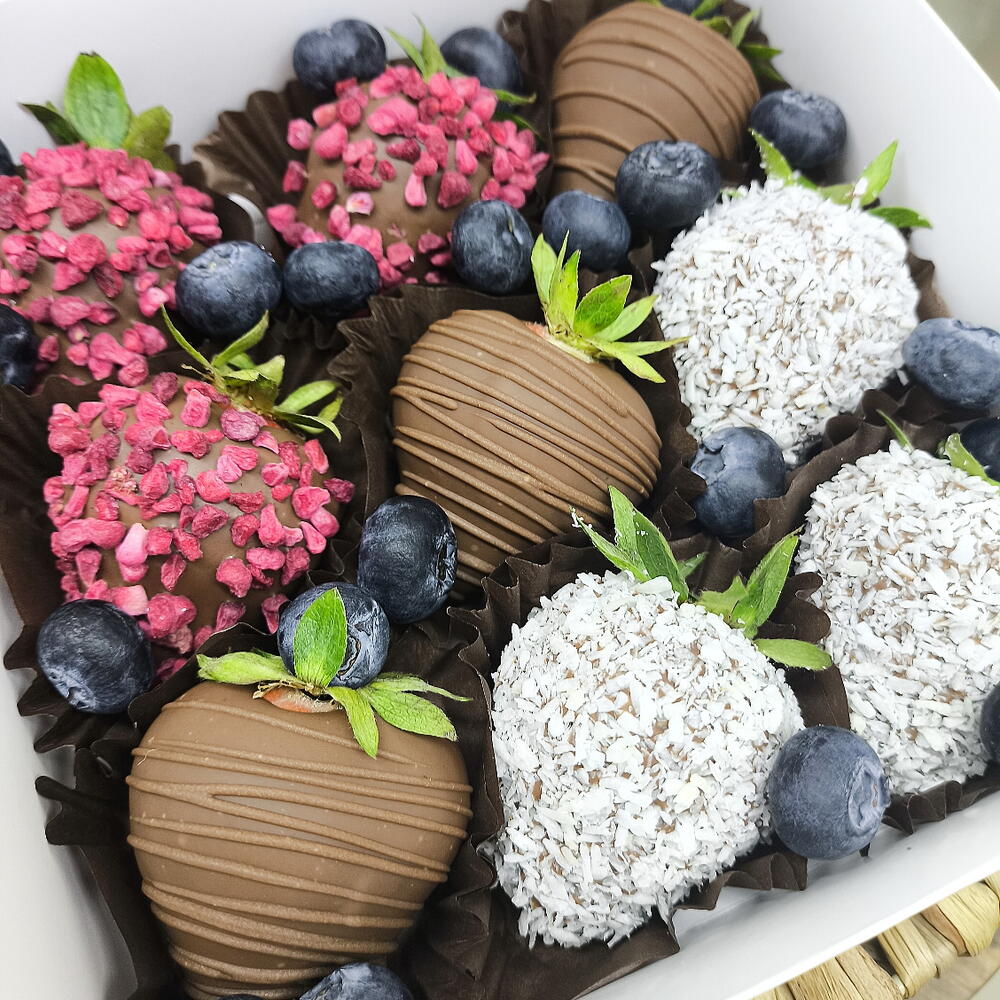 Клубника в молочном шоколаде с голубикой🍓 — фото 6