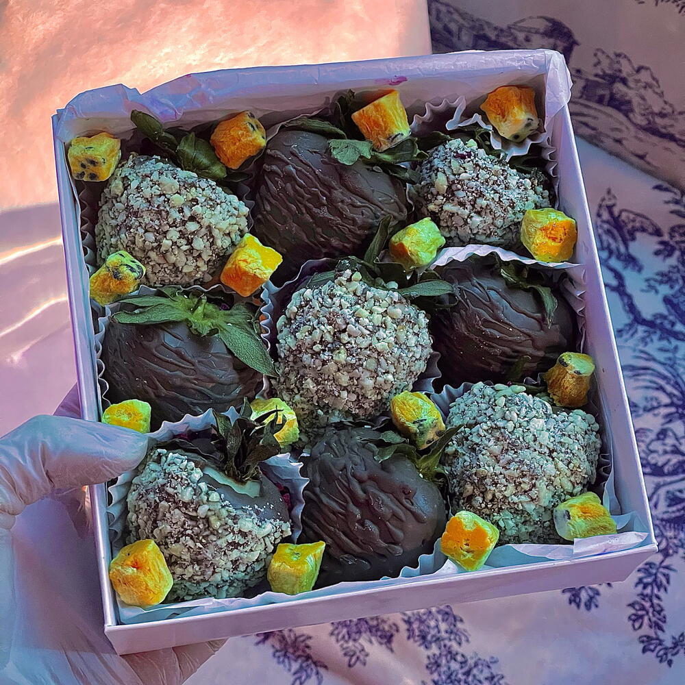 Клубника в шоколаде, набор 9 ягод (молочный шоколад + арахис-маракуйя) — фото 3