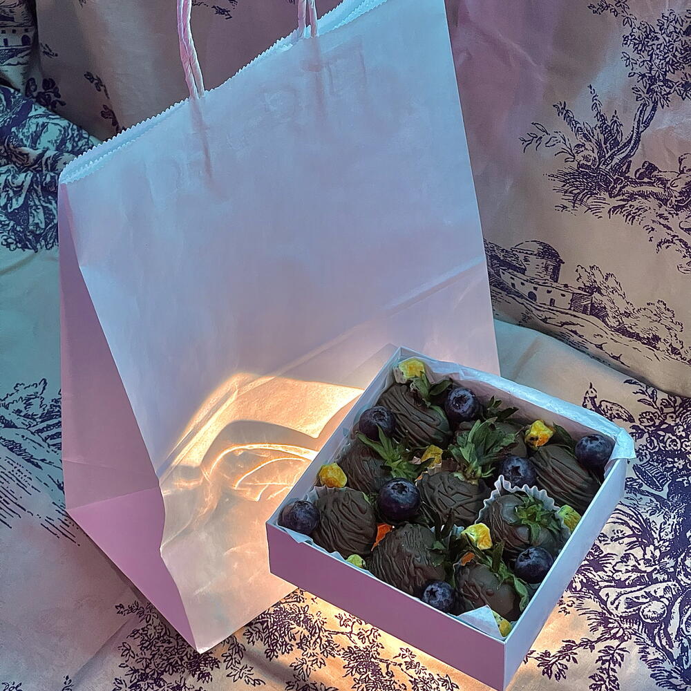 Клубника в шоколаде, набор 9 ягод (молочный шоколад + маракуйя-голубика) — фото 7