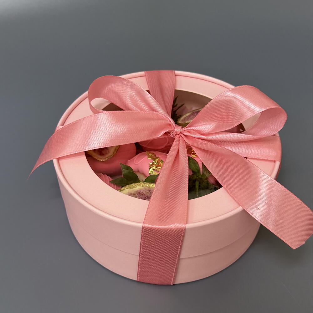 Набор клубники в розовом шоколаде в шляпной коробке в подарок на 14 февраля — фото 5