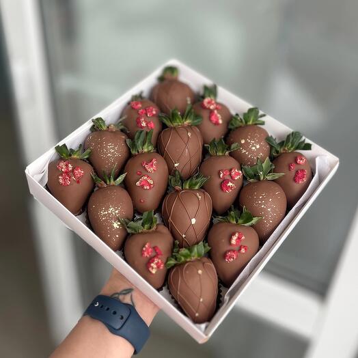 Клубника в шоколаде «малиновый блеск» — фото 1