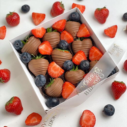 Клубника в шоколаде CLASSIC PREMIUM BERRY, CALLEBAUT(9-16 ягод) — фото 1