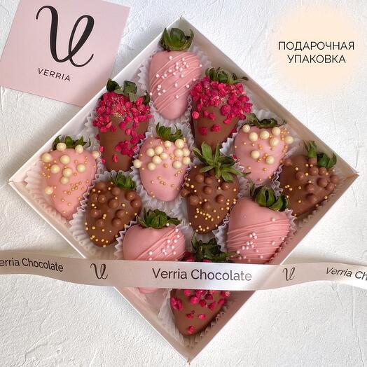 Клубника в шоколаде Love (12-16 ягод)